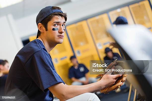Foto de High School Jogador De Beisebol Sentado No Banco No Vestiário e mais fotos de stock de Adolescente
