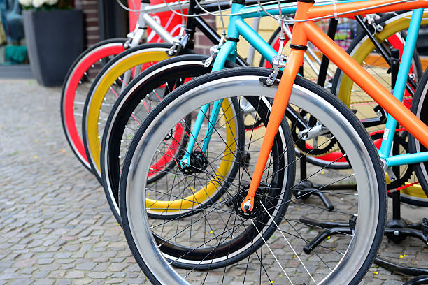 geparkten fahrräder auf gehweg in der stadt - wheel cycling nobody outdoors stock-fotos und bilder