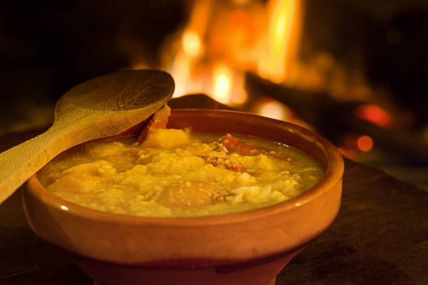 冬のスープのパン、ハモンセラーノ - serrano chilli pepper meat ham spain ストックフォトと画像