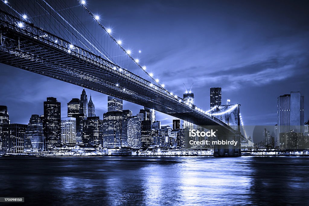 Ponte de Brooklyn com baixa de Manhattan, Nova Iorque - Royalty-free Noite Foto de stock