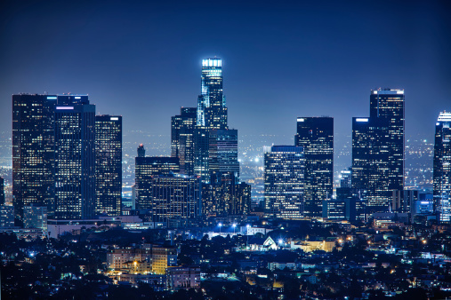 Vista de Los edificios de la ciudad por la noche, Los Ángeles, California, USA photo