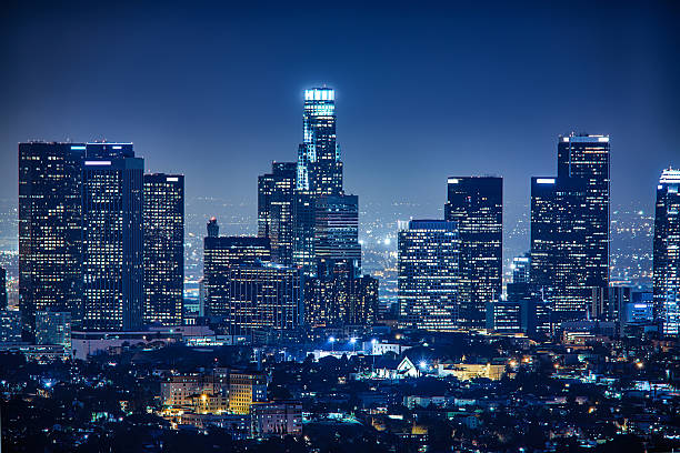 los angeles skyline de nuit, californie, états-unis - cityscape photos et images de collection