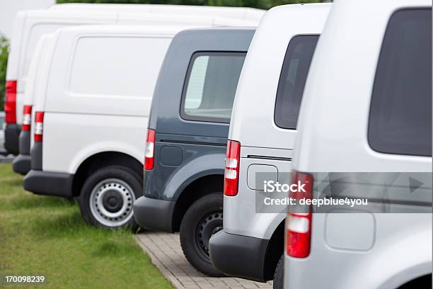 Sideview Neuen Transporter In Einer Reihe Stockfoto und mehr Bilder von Konvoi - Konvoi, Auto, Geschäftsleben