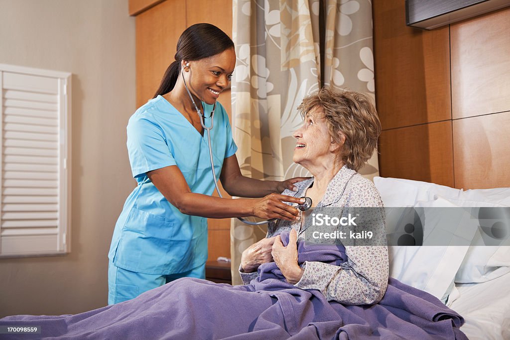 Infirmière examiné femme senior à l'hôpital de la chambre - Photo de Consultation médicale libre de droits