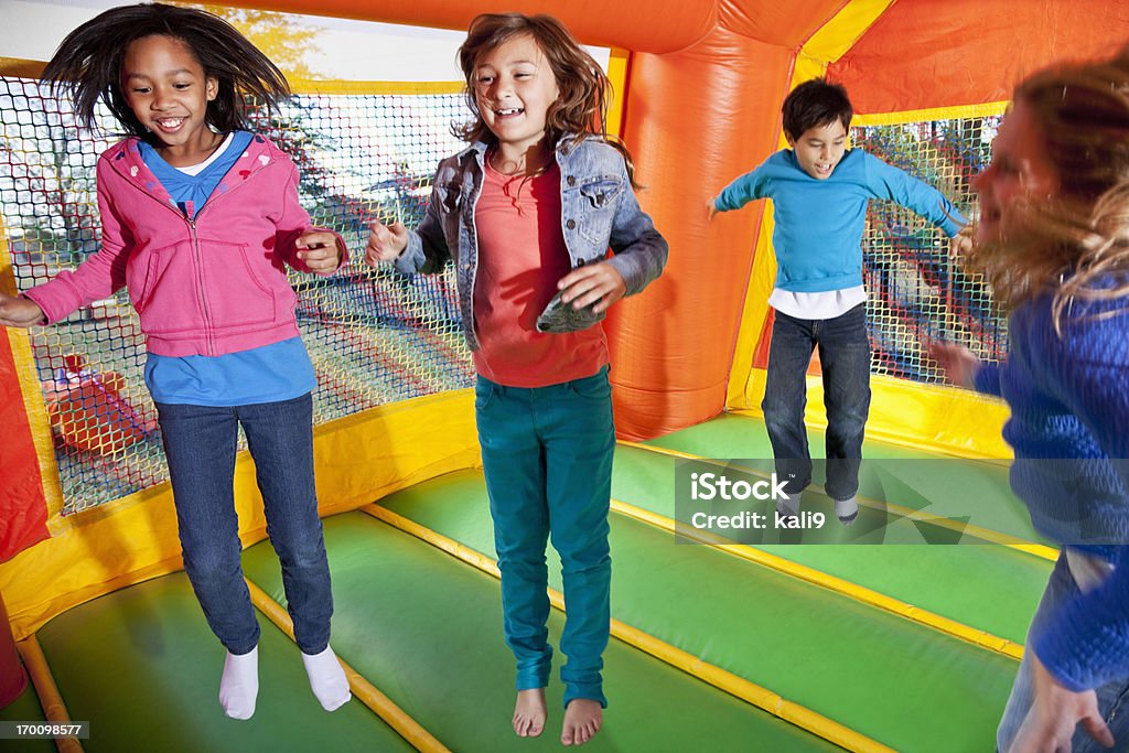 Дети в bounce Дом - Стоковые фото Надувной замок роялти-фри