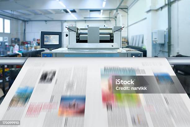 Periódico De Impresión Foto de stock y más banco de imágenes de Máquina impresora - Máquina impresora, Imprenta, Imprimir