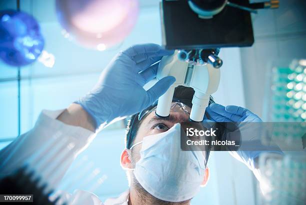 Esperimento Di Laboratorio - Fotografie stock e altre immagini di Inquadratura estrema dal basso - Inquadratura estrema dal basso, Microscopio, Scienziato