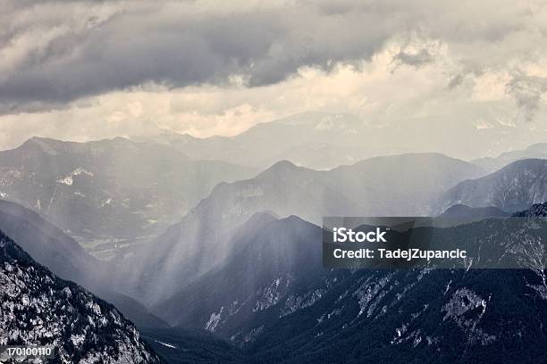 Foto de Chuva Forte e mais fotos de stock de Alpes europeus - Alpes europeus, Ambiente dramático, Beleza natural - Natureza