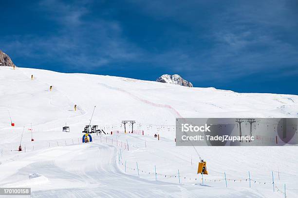 Photo libre de droit de Recherche De La Piste De Ski banque d'images et plus d'images libres de droit de Activité de loisirs - Activité de loisirs, Alpes européennes, Bleu