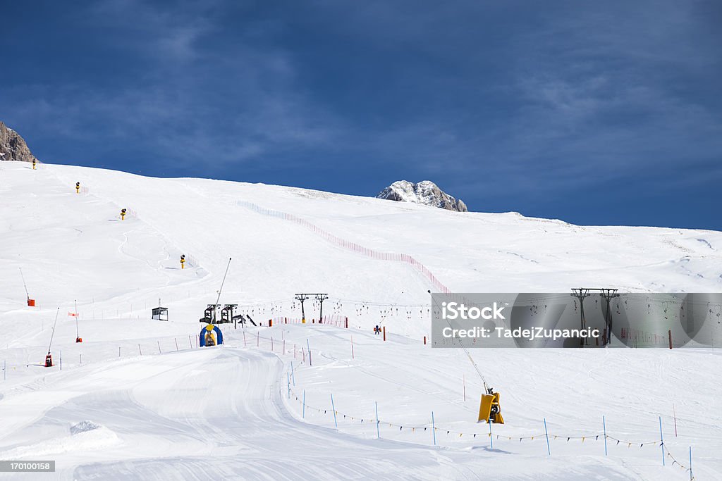 Глядя на лыжный склон - Стоковые фото Гора роялти-фри