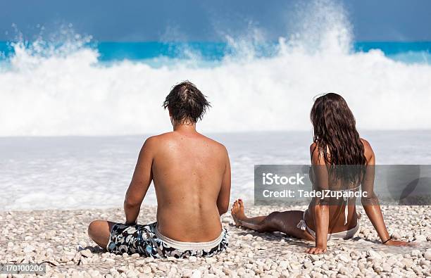 Пара Сидящая На Пляже — стоковые фотографии и другие картинки Myrtos Beach - Myrtos Beach, Взаимосвязь, Взрослый