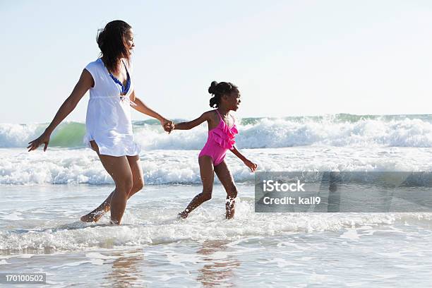 Matka I Córka Gra Na Plaży - zdjęcia stockowe i więcej obrazów Plaża - Plaża, Rodzina, Afroamerykanin