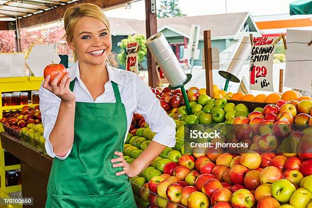 Junge Frau Arbeitet Im Farmers Market Stockfoto und mehr Bilder von Lebensmittel-Einkauf - Lebensmittel-Einkauf, Apfel, Attraktive Frau