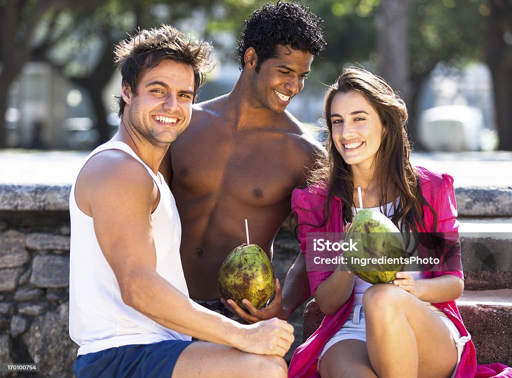 Tre Allegri amici divertirsi insieme sulla spiaggia. - Foto stock royalty-free di Adolescente