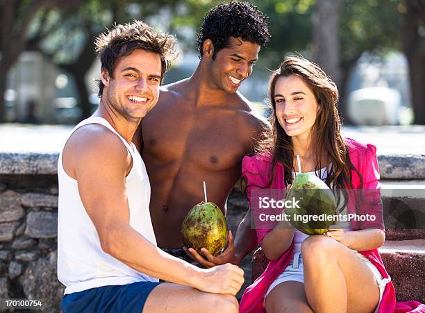 Tre Allegri Amici Divertirsi Insieme Sulla Spiaggia - Fotografie stock e altre immagini di Adolescente