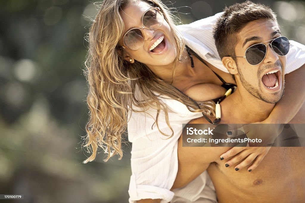 Jovem Casal bonito se divertir juntos num dia soalheiro. - Royalty-free Adulto Foto de stock