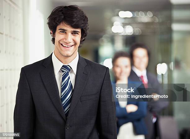 Sorridente Jovem Empresário No Trabalho No Escritório - Fotografias de stock e mais imagens de Adulto
