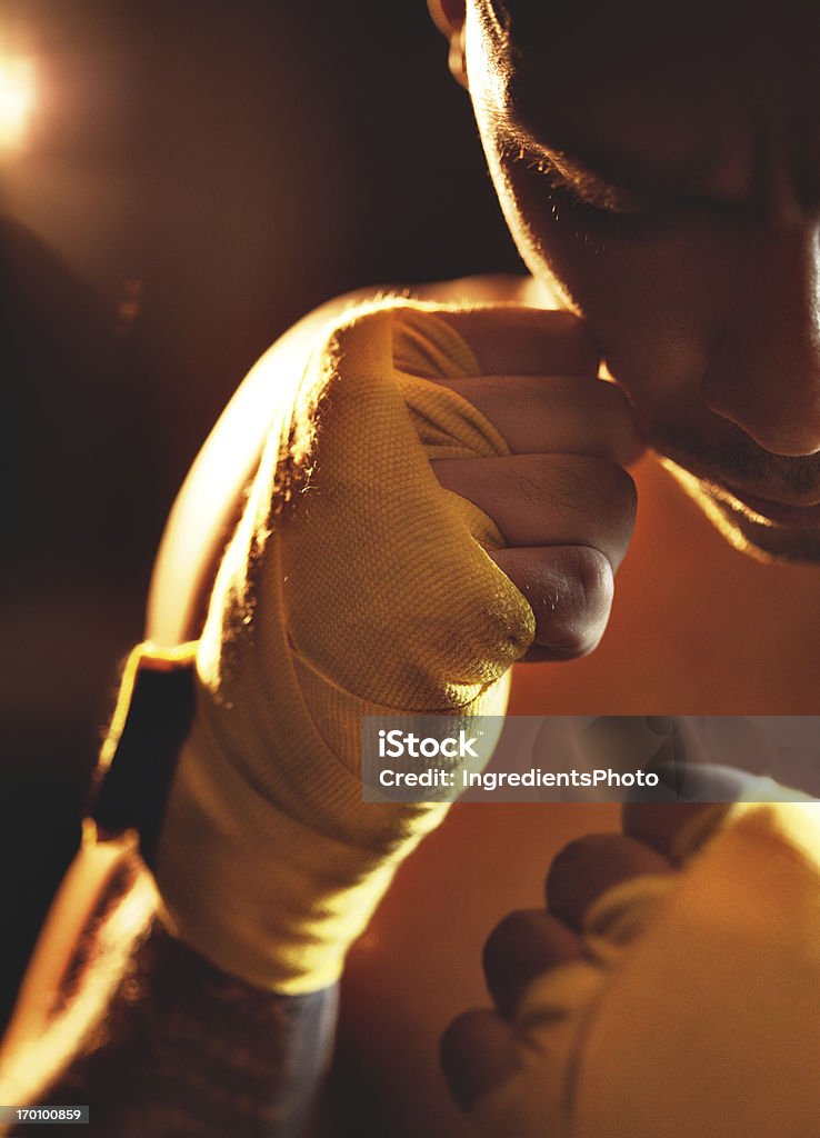 Ritratto di un uomo boxer con giallo mano impacchi. - Foto stock royalty-free di Adulto