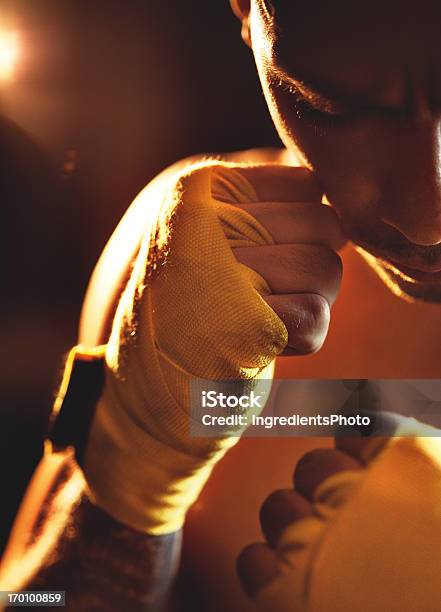 Ritratto Di Un Uomo Boxer Con Giallo Mano Impacchi - Fotografie stock e altre immagini di Adulto