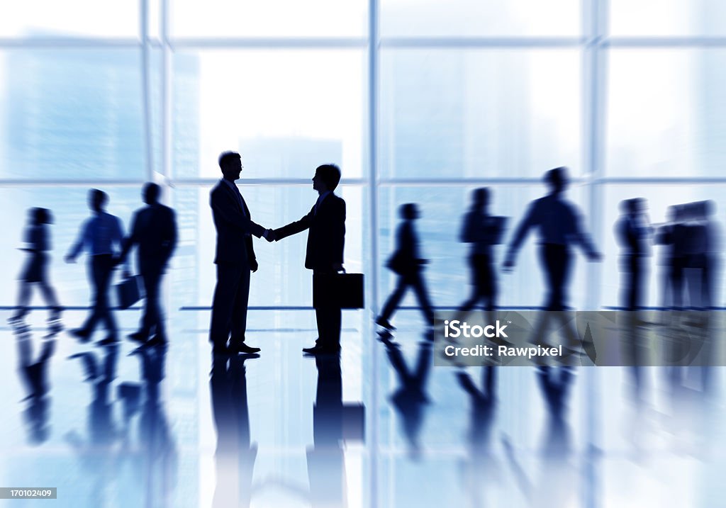 Motion blur silhouette di imprenditori agitano le mani - Foto stock royalty-free di Accordo d'intesa