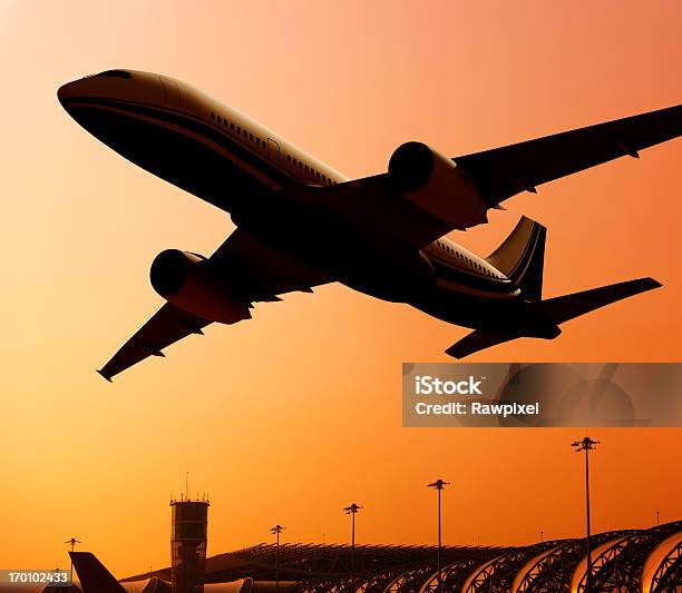 Avião - Fotografias de stock e mais imagens de Anoitecer - Anoitecer, Aviação Geral, Avião