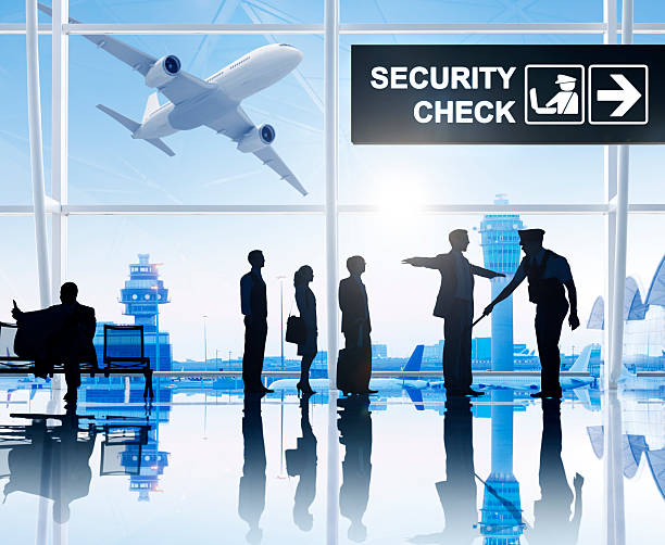 aeroporto di controllo di sicurezza. - security staff security airport airport security foto e immagini stock