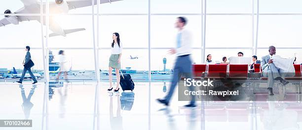 Menschen Im Geschäftigen International Airport Terminal Stockfoto und mehr Bilder von Fenster