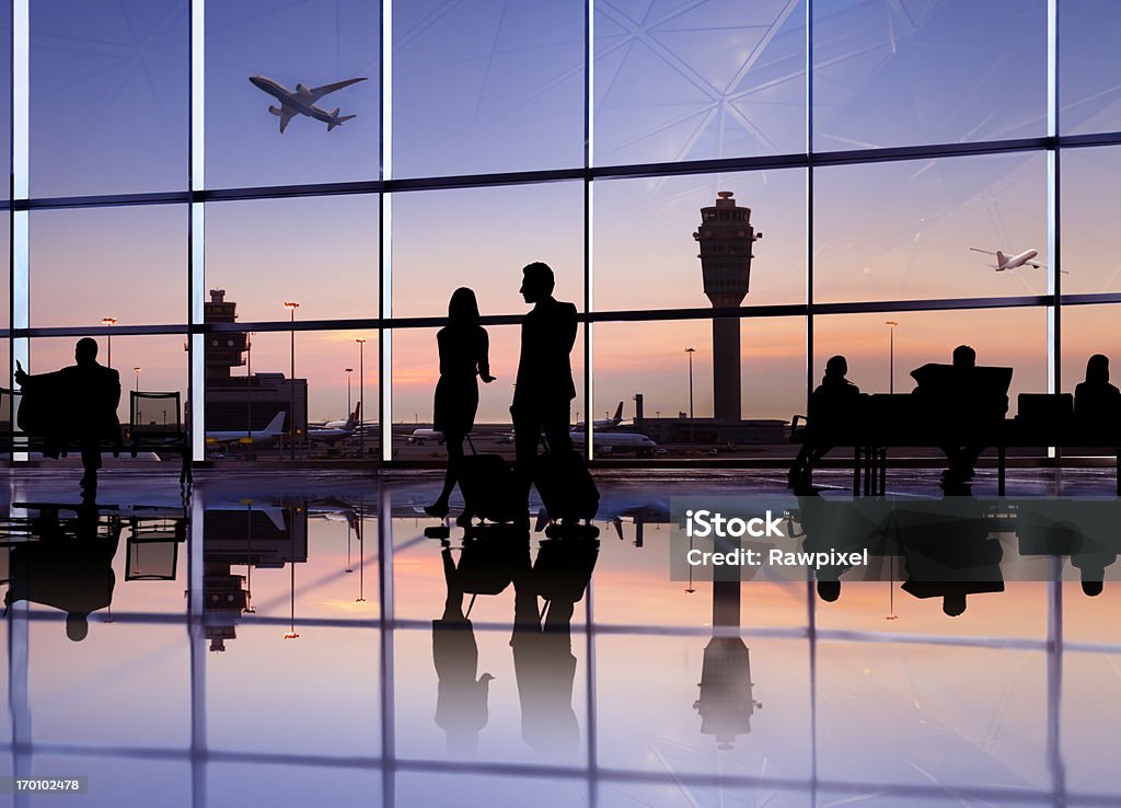 Persone in aeroporto. - Foto stock royalty-free di Aeroporto