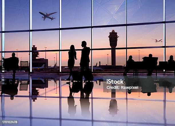 Persone In Aeroporto - Fotografie stock e altre immagini di Aeroporto - Aeroporto, Notte, Personale di volo