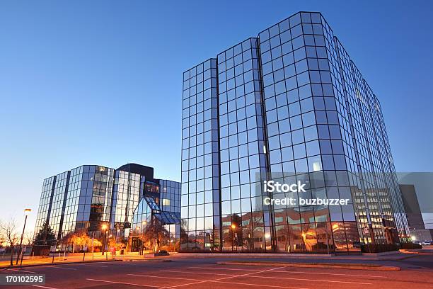 Moderne Glasgebäude Stockfoto und mehr Bilder von Außenaufnahme von Gebäuden - Außenaufnahme von Gebäuden, Parkfläche, Hauptfirmensitz