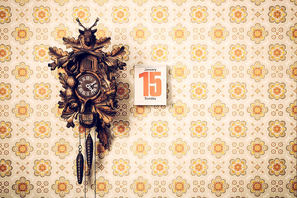 coucou et calendrier sur papier peint rétro - cuckoo clock clock german culture antique photos et images de collection