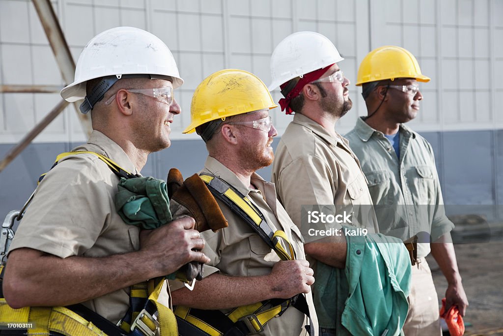 Equipo de trabajadores de la construcción con mazos de cables - Foto de stock de Grupo de personas libre de derechos
