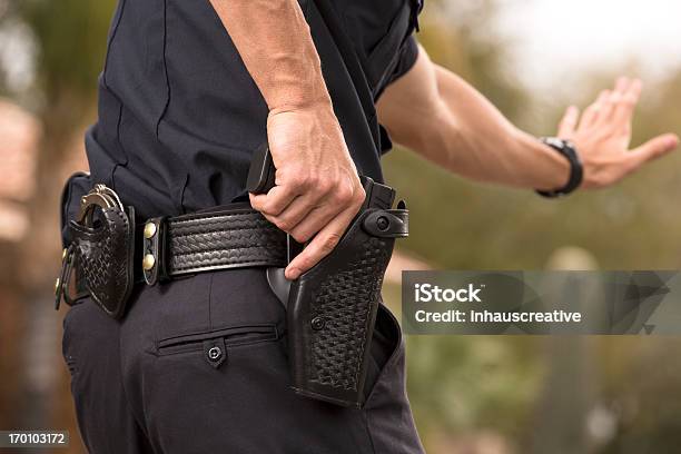 Polícia A Preparar Para Desenhar A Sua Arma - Fotografias de stock e mais imagens de Força policial - Força policial, Arma de Fogo, Revólver