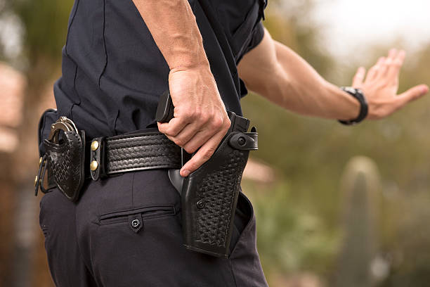 подготовка полицейских, чтобы сделать его пистолет - stop action стоковые фото и изображения