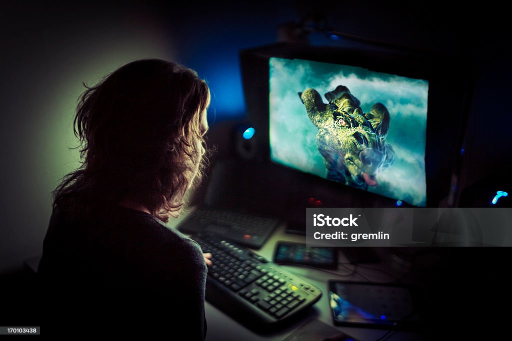 Accroc ordinateur de jeux informatiques jouant à tard le soir - Photo de Console de jeu libre de droits