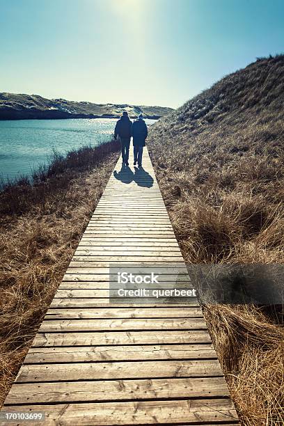 Paar Wanderungen Durch Die Dünen Stockfoto und mehr Bilder von Insel Föhr - Insel Föhr, Deutsche Nordseeregion, Nordsee