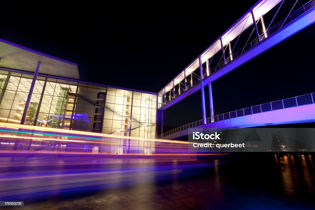 Futuristische Bürogebäude mit einer Brücke - Lizenzfrei Abstrakt Stock-Foto