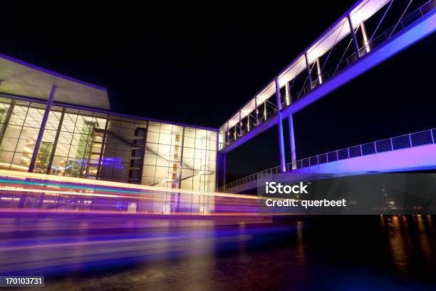 Futuristische Bürogebäude Mit Einer Brücke Stockfoto und mehr Bilder von Abstrakt - Abstrakt, Architektur, Außenaufnahme von Gebäuden