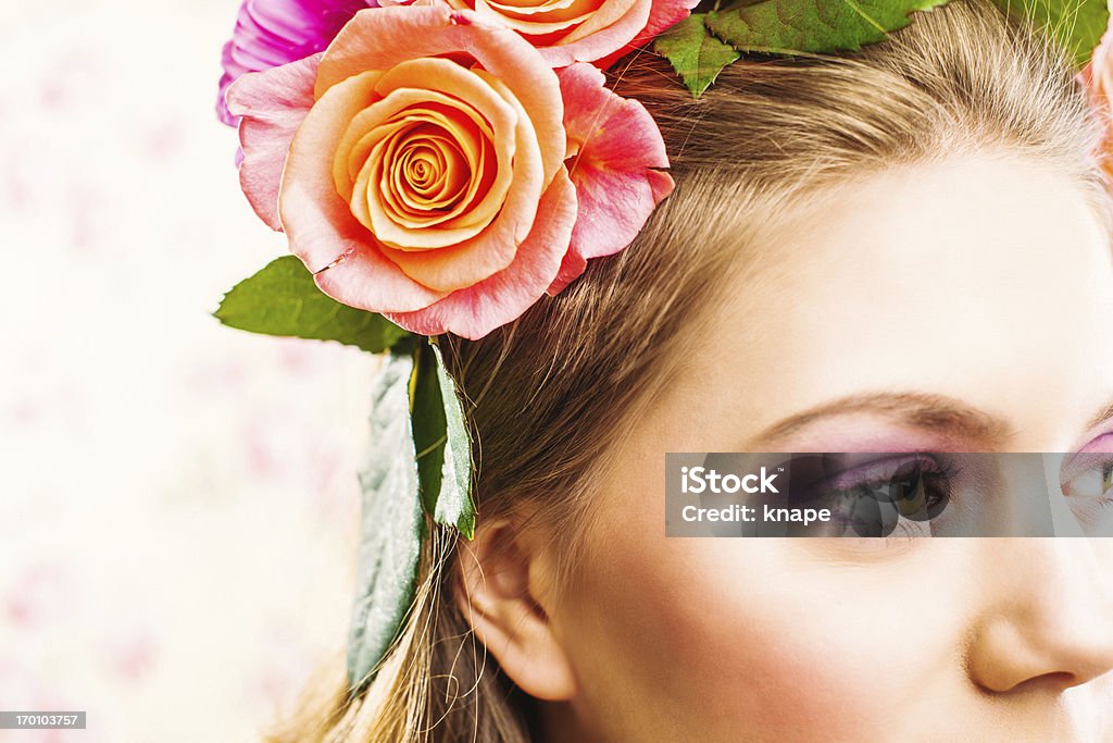 Bela jovem mulher com rosas no cabelo - Foto de stock de 20 Anos royalty-free