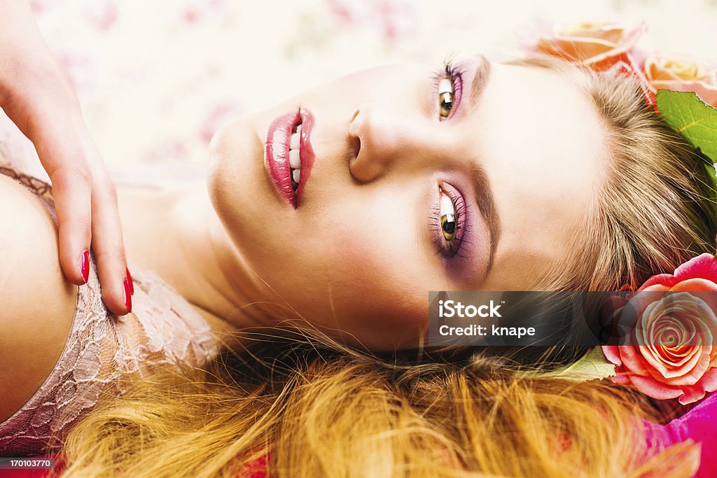 Mulher jovem bonita com rosas no cabelo dela - Royalty-free 20-24 Anos Foto de stock