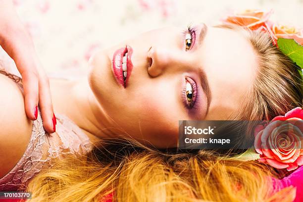 Mulher Jovem Bonita Com Rosas No Cabelo Dela - Fotografias de stock e mais imagens de 20-24 Anos - 20-24 Anos, 20-29 Anos, Adulto