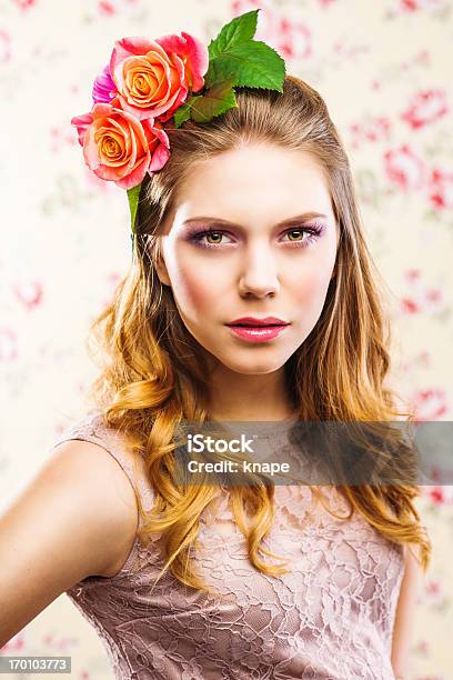 Photo libre de droit de Belle Jeune Femme Avec Des Roses Dans Les Cheveux banque d'images et plus d'images libres de droit de 20-24 ans - 20-24 ans, A la mode, Adulte