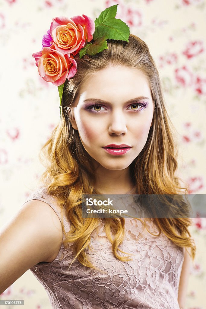 Bela jovem mulher com rosas no cabelo - Foto de stock de 20 Anos royalty-free