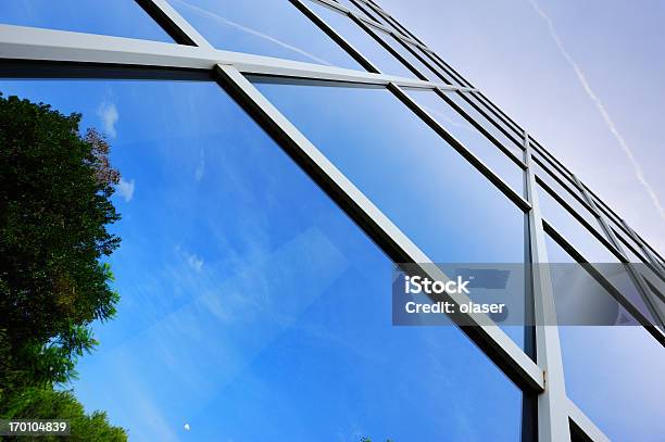 Finanzas Edificio Moderno Con Una Fachada De Vidrio Que Reflejan Verde De Los Árboles Foto de stock y más banco de imágenes de Abstracto