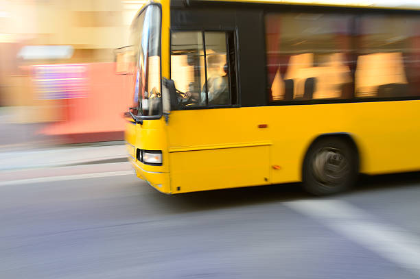 voler dans la ville, la circulation routière, les heures de pointe - street defocused car road photos et images de collection