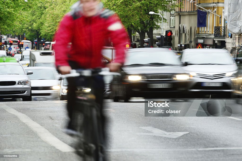 Homme sur vélo dans la circulation - Photo de Activité de loisirs libre de droits