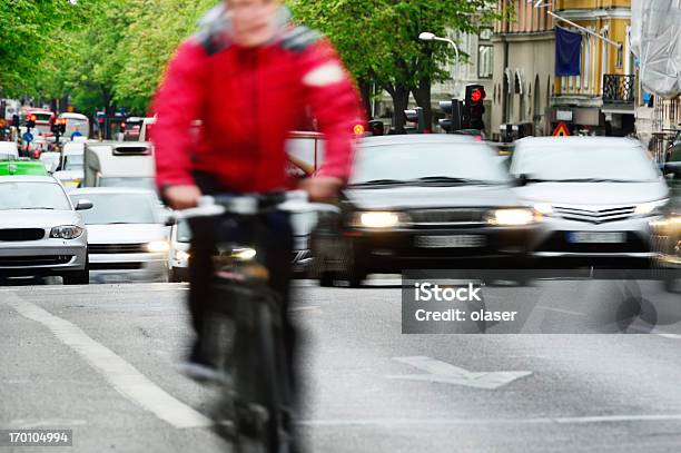 Photo libre de droit de Homme Sur Vélo Dans La Circulation banque d'images et plus d'images libres de droit de Activité de loisirs - Activité de loisirs, Assis, Attendre