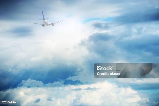 Foto de Iluminado Avião Voando Contra O Céu Dramático e mais fotos de stock de Avião - Avião, Decolar - Atividade, Acabando