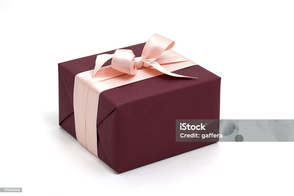 Vermelho escuro caixa de presente com laço de-rosa - Foto de stock de Caixa de presentes royalty-free