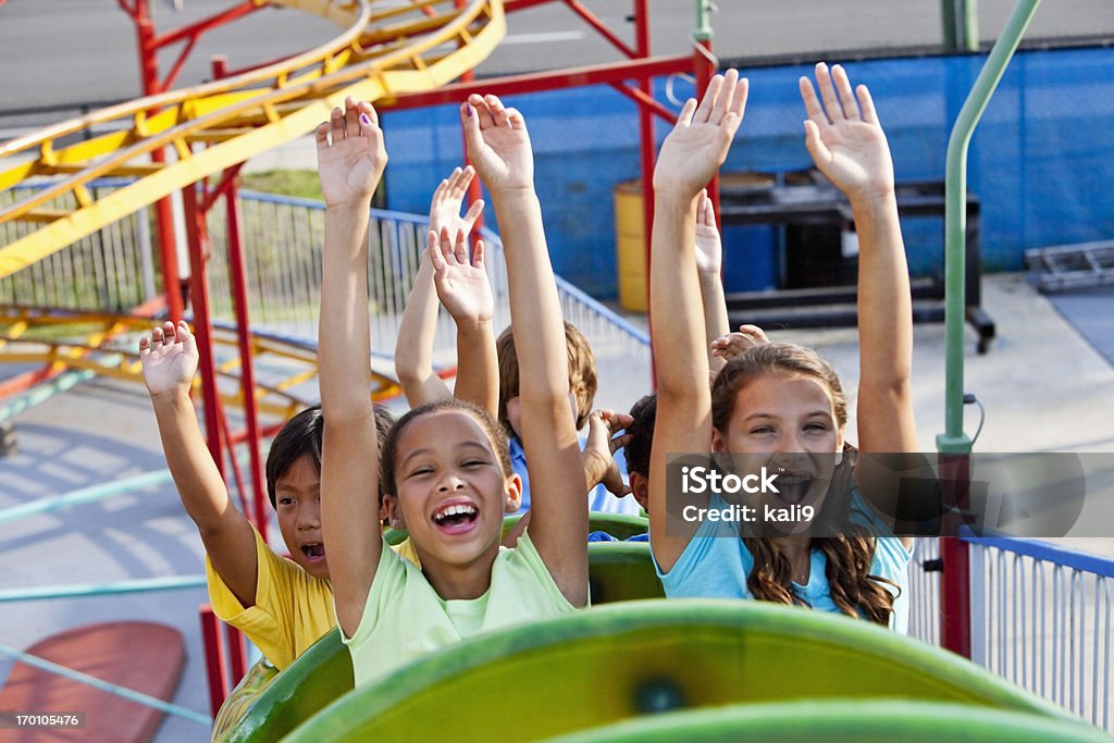 Дети, езда на roller coaster - Стоковые фото Американские горки роялти-фри